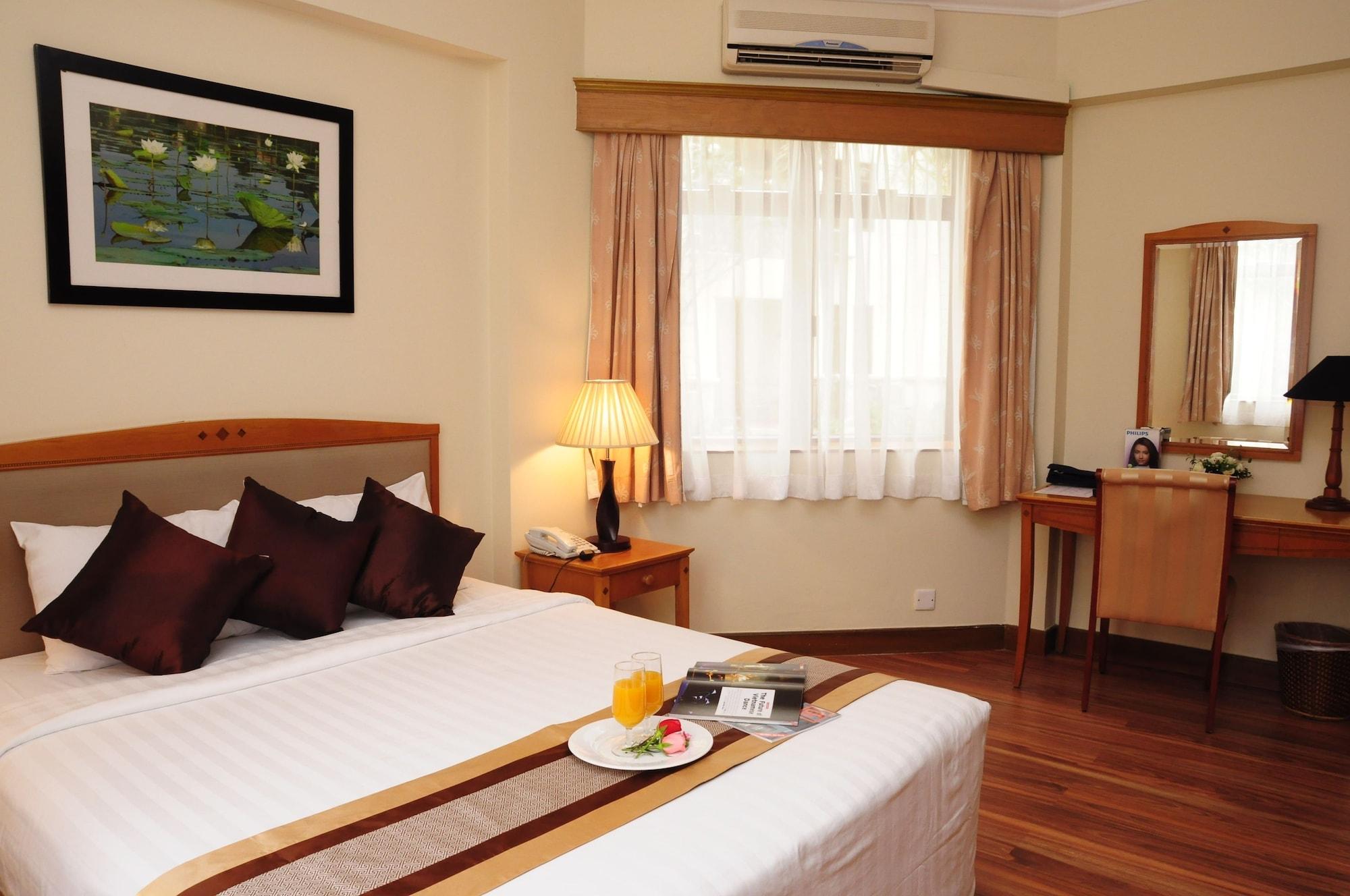 Khách sạn hẻo lánh Riverside Serviced