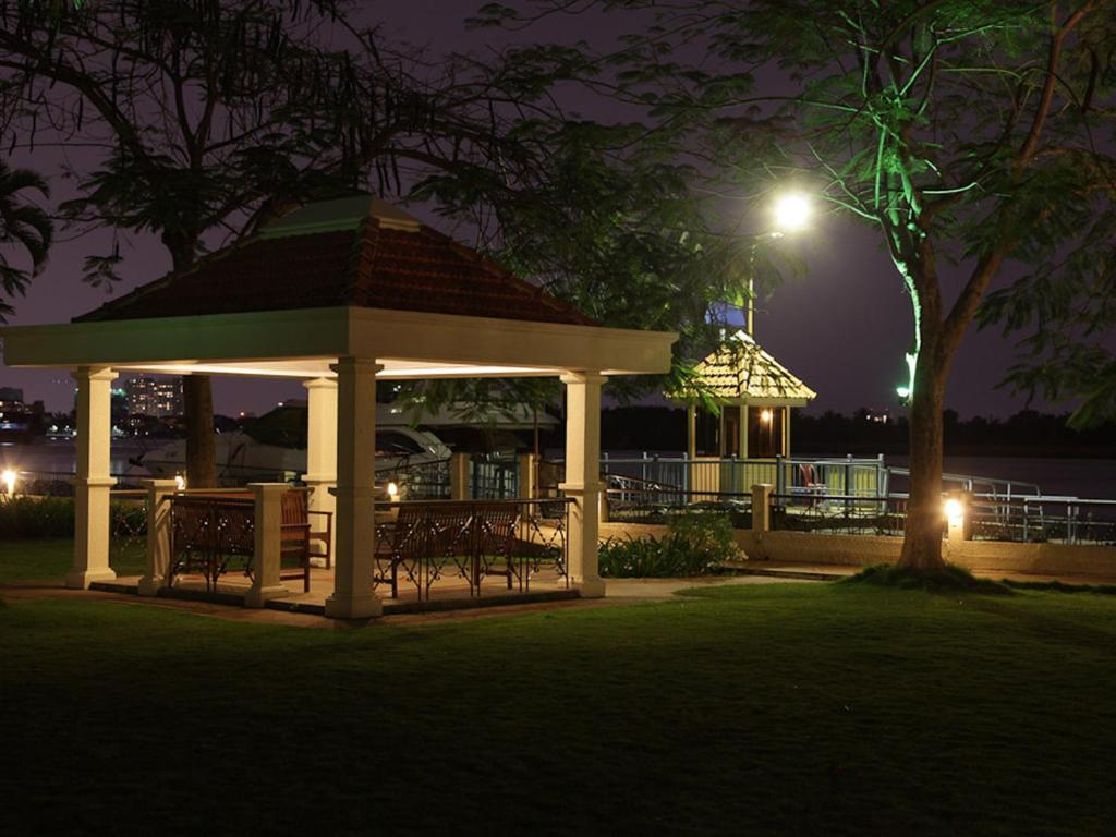 Khách sạn hẻo lánh Riverside Serviced