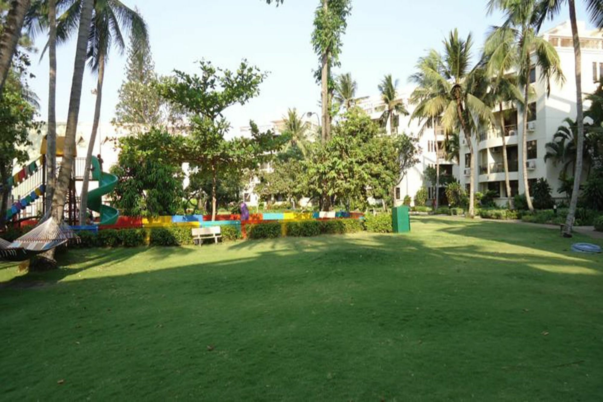 Khách sạn hẻo lánh Riverside Serviced