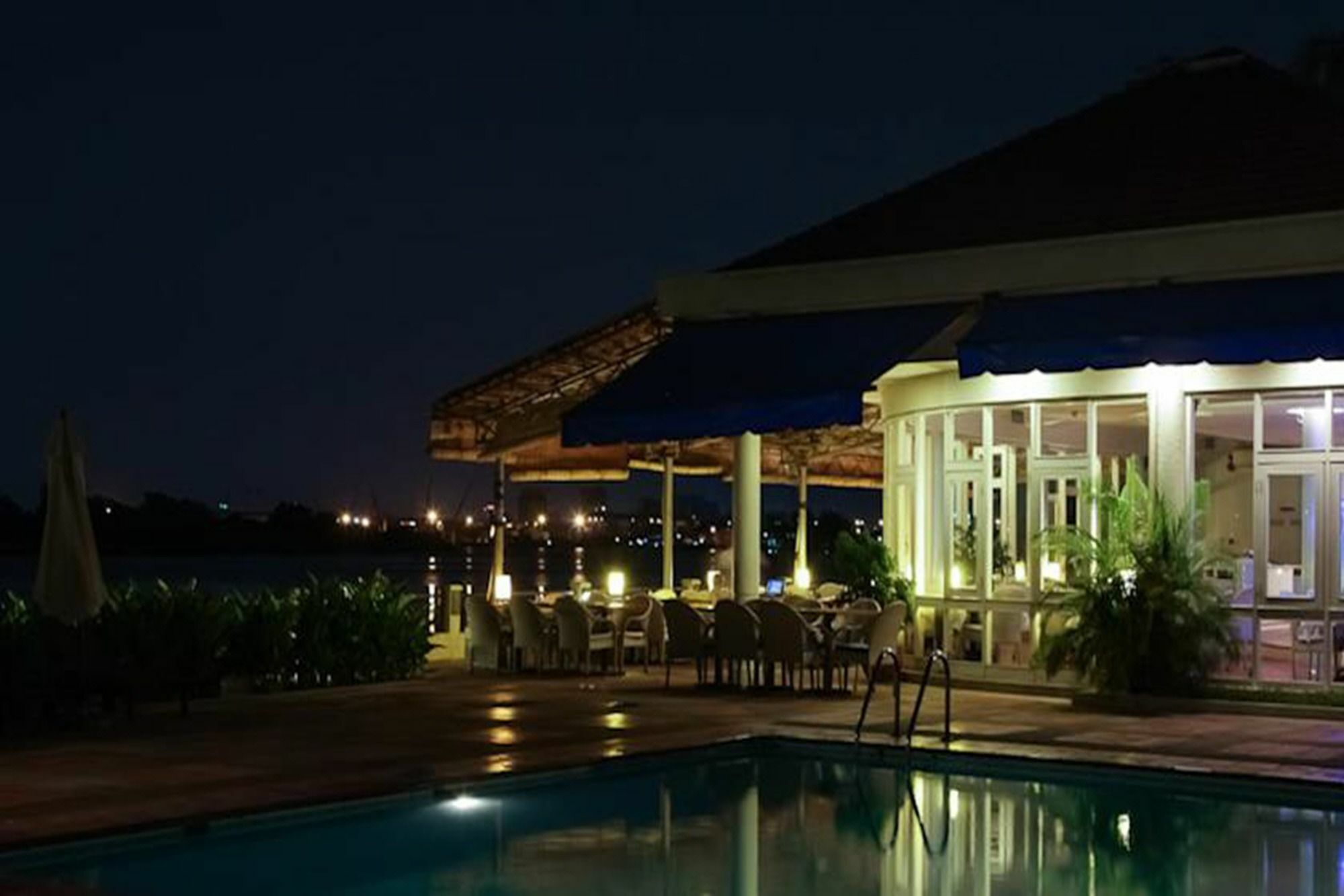 Khách sạn hẻo lánh Riverside Serviced