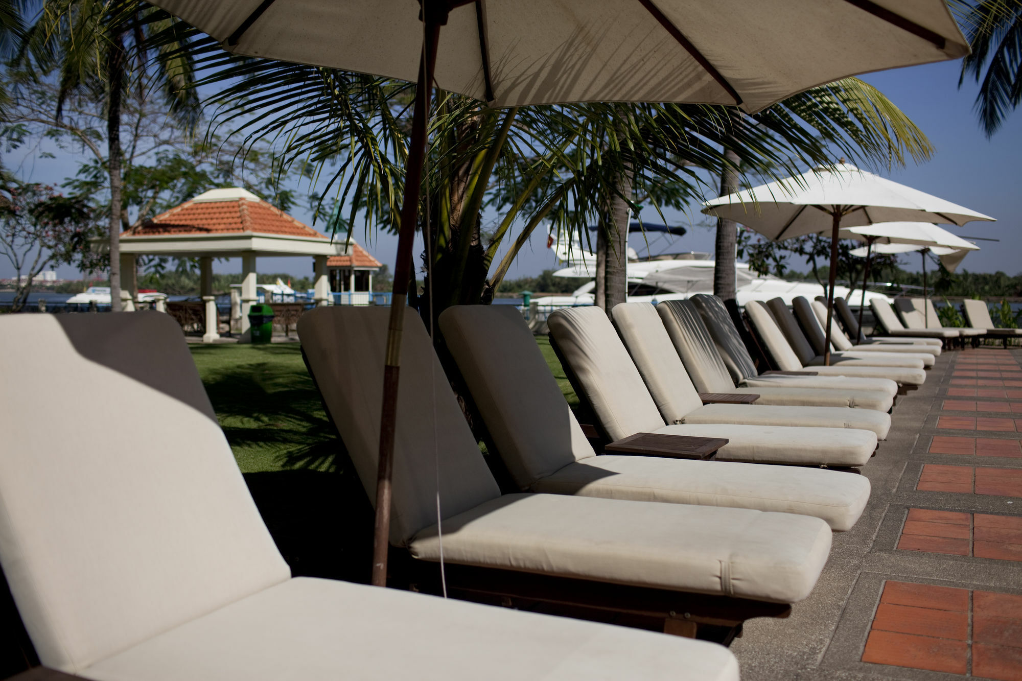 Riverside Serviced Khách sạn hẻo lánh
