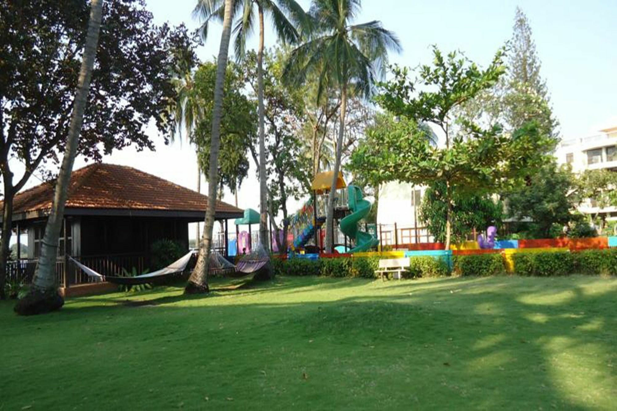 Khách sạn hẻo lánh Riverside Serviced