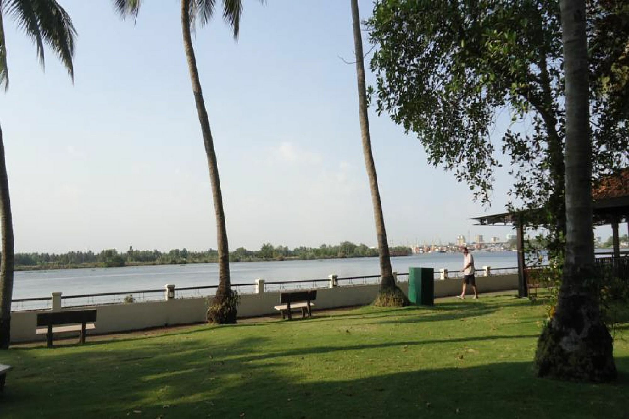 Khách sạn hẻo lánh Riverside Serviced TP. Hồ Chí Minh